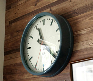 ミリタリーのアンティーク時計を忠実に再現したヴィンテージウォールクロック。