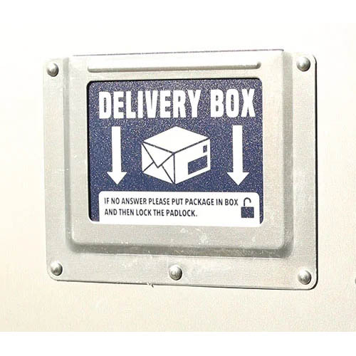 製品正面のカードホルダーには「DELIVERY BOX」と記載されたプラカードを挿入し、配達員が即座に宅配ボックスだということを認識できるようにしています。