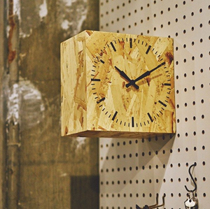 OSBボックスの両面に時計をつけたユニークなデザインの壁時計。