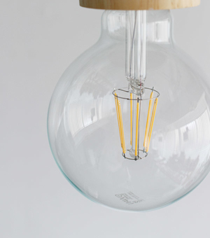 付属のLED電球は、今までのLED電球のイメージを払拭する、白熱球の様にシンプルでレトロな形状の「LEDフィラメント電球」です。